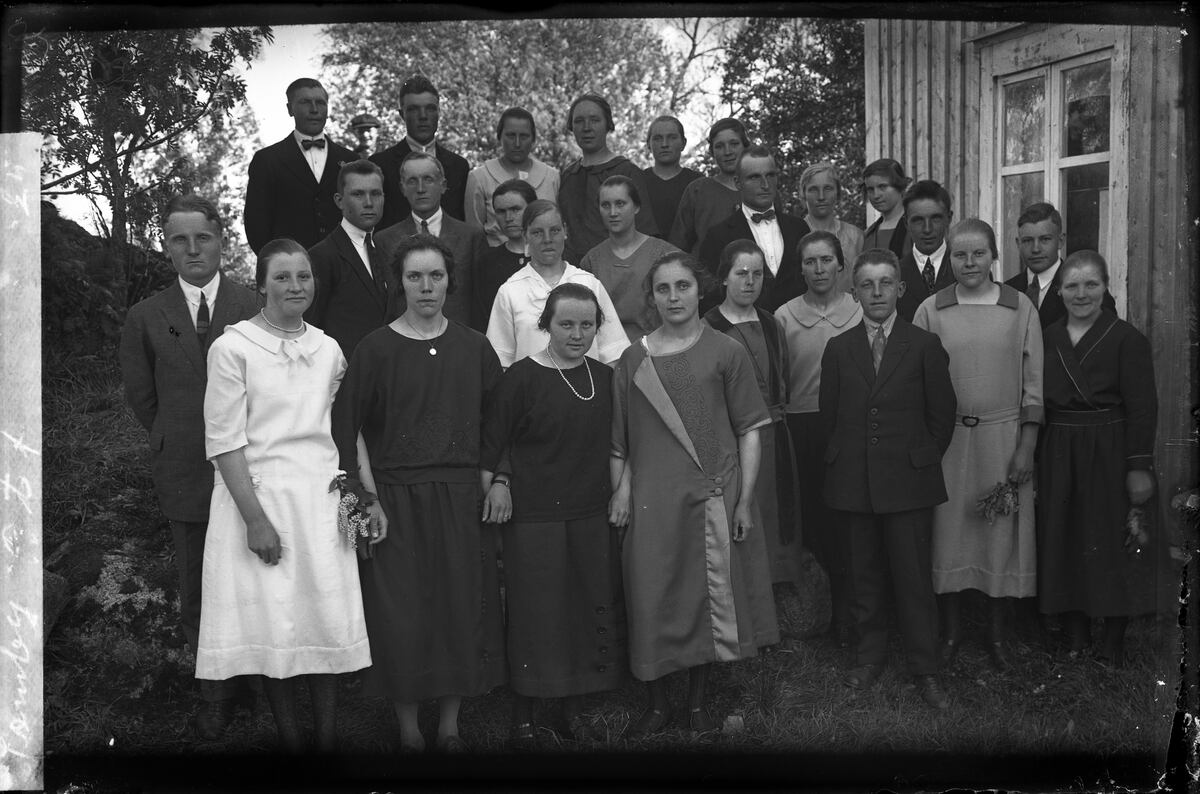 Esikatselukuva:&nbsp;Midsommardagen på Kausalkullan, Vörå.
	
		Midsommardagen på Kausalkullan, Vörå. Stående längst fram, andra från vänster i ljus klänning: El...