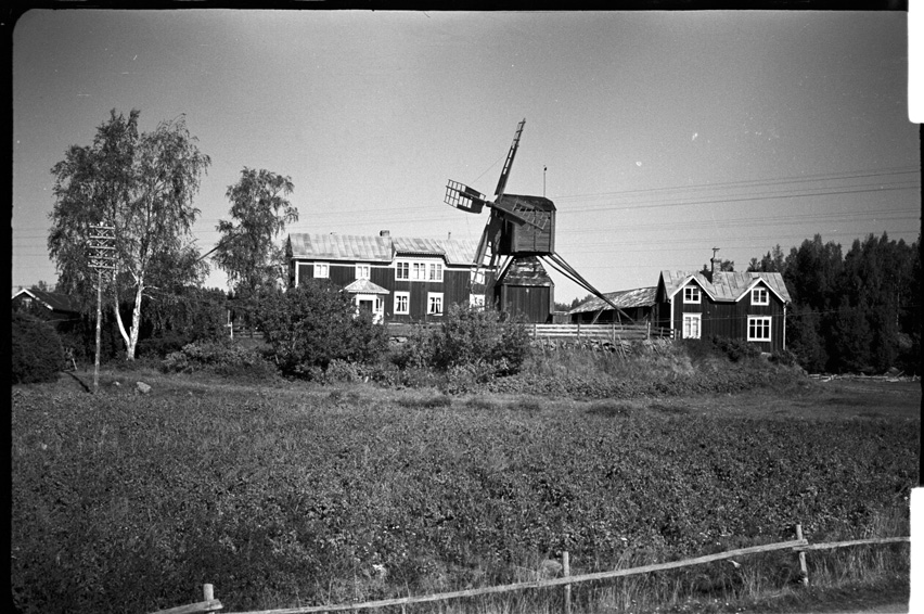 ???resource.thumbnail???: Gård med väderkvarn.
	
		Gård med väderkvarn. Bilden är tagen i Västerhankmo. Kvarnen, som är byggd 1763-1772, står kvar ä...
