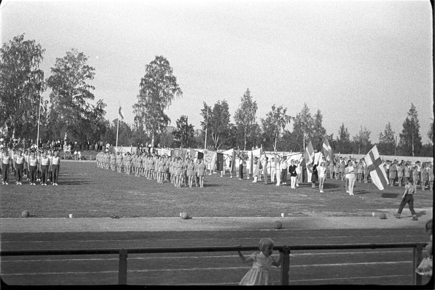 Esikatselukuva: Gymnastikfest på Sandvikens idrottsplan sommaren 1960.
	
		Gymnastikfest på Sandvikens idrottsplan sommaren 1960. Bo Nyström deltog.