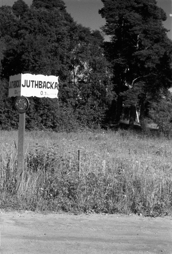 Esikatselukuva: Vägskylt "Juthbacka 0,7 km".