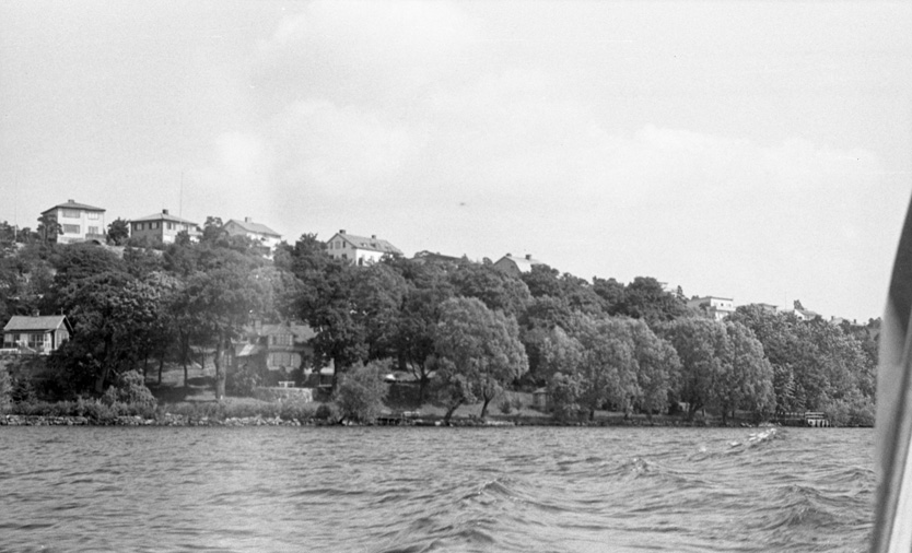 ???resource.thumbnail???: Vy mot bostäder, troligtvis i Stockholm, ...
	
		Vy mot bostäder, troligtvis i Stockholm, fotograferat från båt.