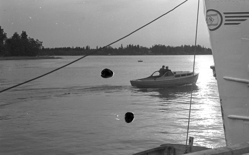 ???resource.thumbnail???: "Backlund Ekka o båt"? Inre hamnen, ...
	
		"Backlund Ekka o båt"? Inre hamnen, i bakgrunden skymtar Sandö och Vasklot.