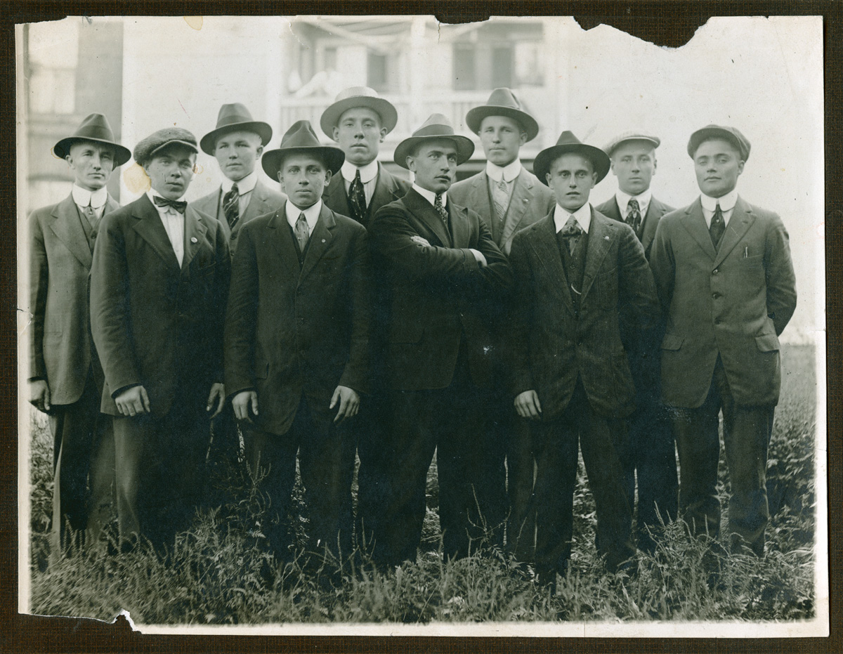 Thumbnail: Amerikaemigranter i början på 1900-talet.
	
		Amerikaemigranter i början på 1900-talet. Från vänster Valter Bodman från Skaftung, Artur och Eli...