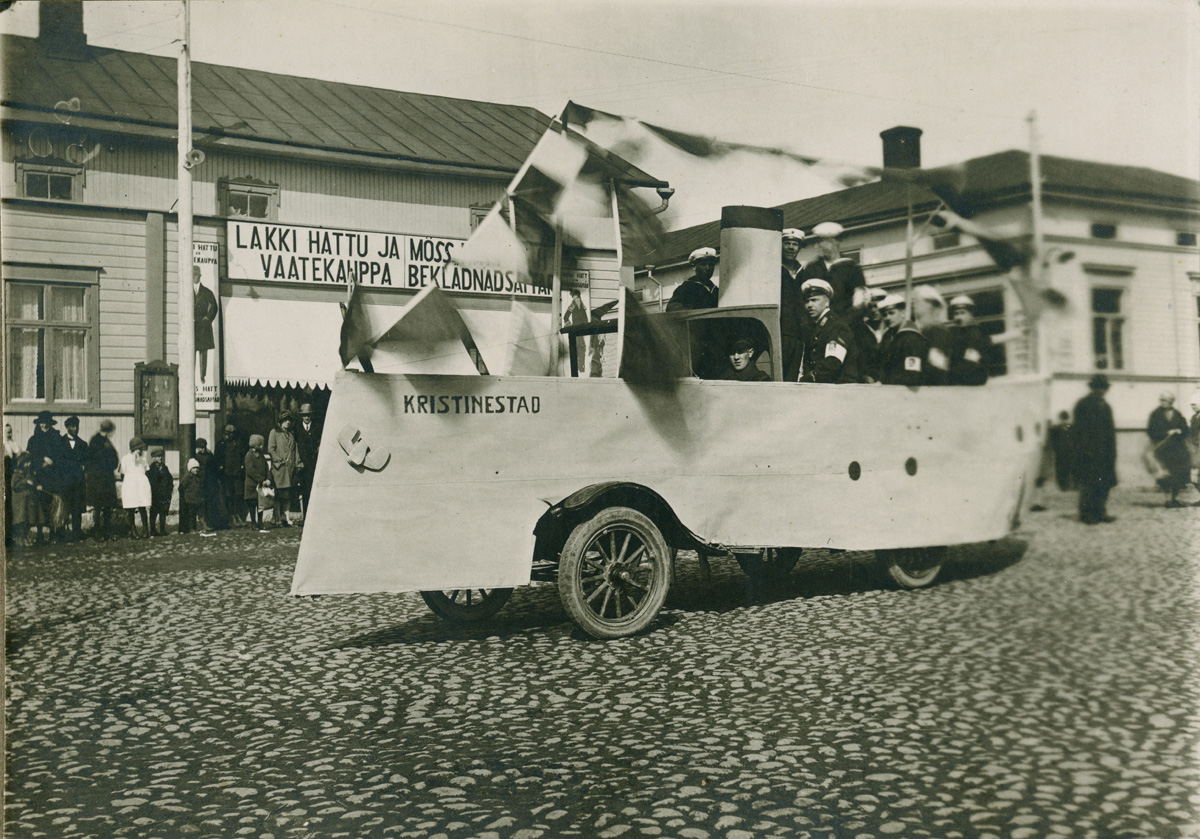Esikatselukuva:&nbsp;Krs Marin SK i första maj ...
	
		Krs Marin SK i första maj paraderar 1927. På bilden syns Mauritz Skogström, Bröderna Dahl, Nyströ...