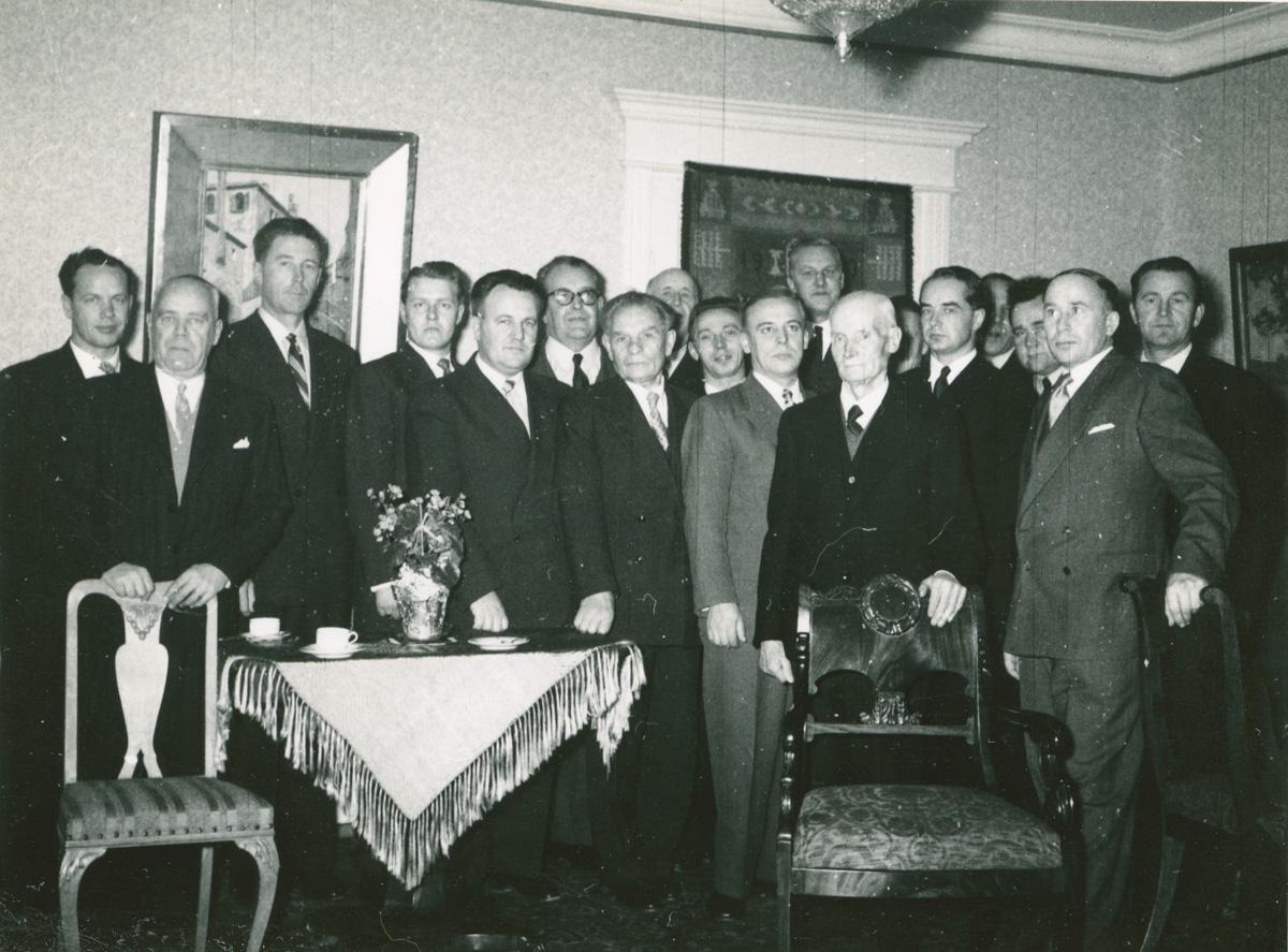 Thumbnail:&nbsp;Kristinestads rotaryklubbs medlemmar uppvaktar 85-åringen Frans ...
	
		Kristinestads rotaryklubbs medlemmar uppvaktar 85-åringen Frans Henriksson i hans hem, 2.11.1955....