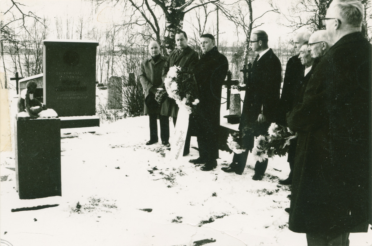 Esikatselukuva: Vid ekonomirådet Frans O Henrikssons grav ...
	
		Vid ekonomirådet Frans O Henrikssons grav med anledning av hans 100-årsminne 2.11.1970. Fr.v. Val...