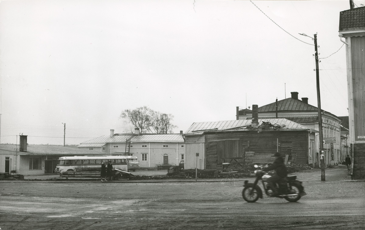 ???resource.thumbnail???:&nbsp;Rivning av resterna av byggnaderna på ...
	
		Rivning av resterna av byggnaderna på tomten i Kristinestad där A. Talas varuhus senare byggdes.