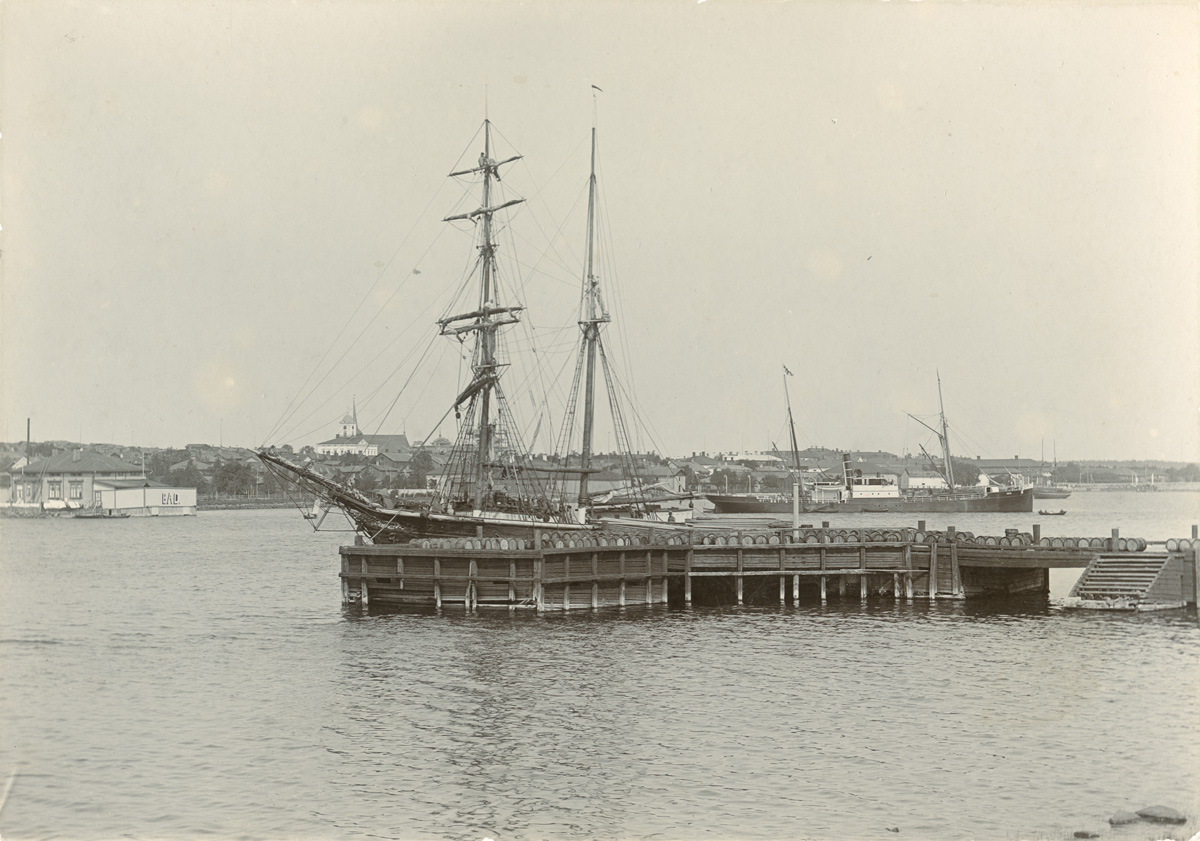 ???resource.thumbnail???: Skeppet Axel ankrat vid ångbåtsbryggan i Kristinestad.
