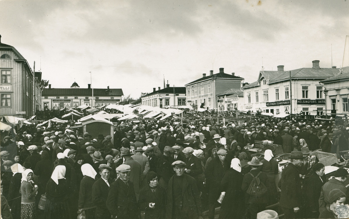 ???resource.thumbnail???: Marknad i Kristinestad, ca 1930.