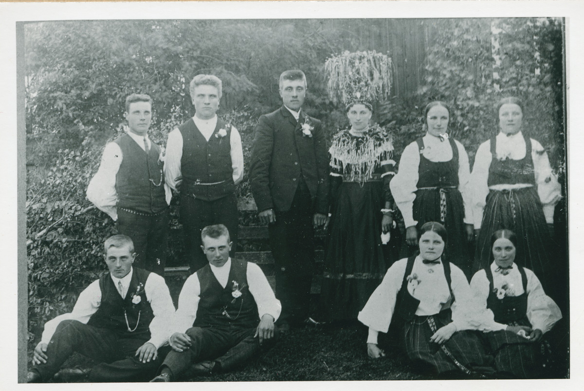 Esikatselukuva: Silverbröllop i Lappfjärd, 1909.
	
		Silverbröllop i Lappfjärd, 1909. Stående andre fr. v. Selim Knus. Brudparet Viktor och Amanda Sto...