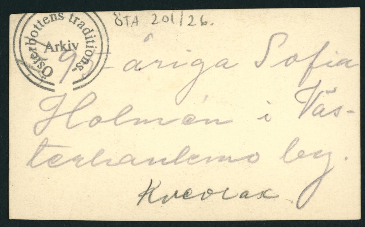 ???resource.thumbnail???: Äldre kvinna poserar vid husdörr utomhus.
	
		Äldre kvinna poserar vid husdörr utomhus. Text: "95-åriga Sofia Holmén i Västerhankmo by, Kv...