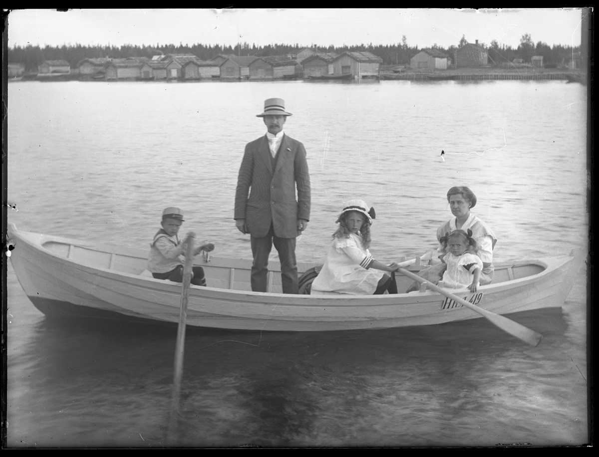 Esikatselukuva: Familjen Lennart och Sigrid Forsgård med ...
	
		Familjen Lennart och Sigrid Forsgård med barnen Nils och Gun och kusinen Iris i roddbåt utanför Å...