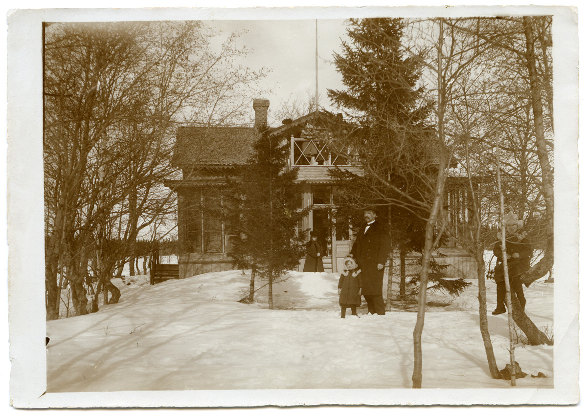 Esikatselukuva: Vinterbild från sommarvilla Själbådan i Vasa skärgård.
	
		Vinterbild från sommarvilla Själbådan i Vasa skärgård. I förgrunden står troligen Kyllikki med si...