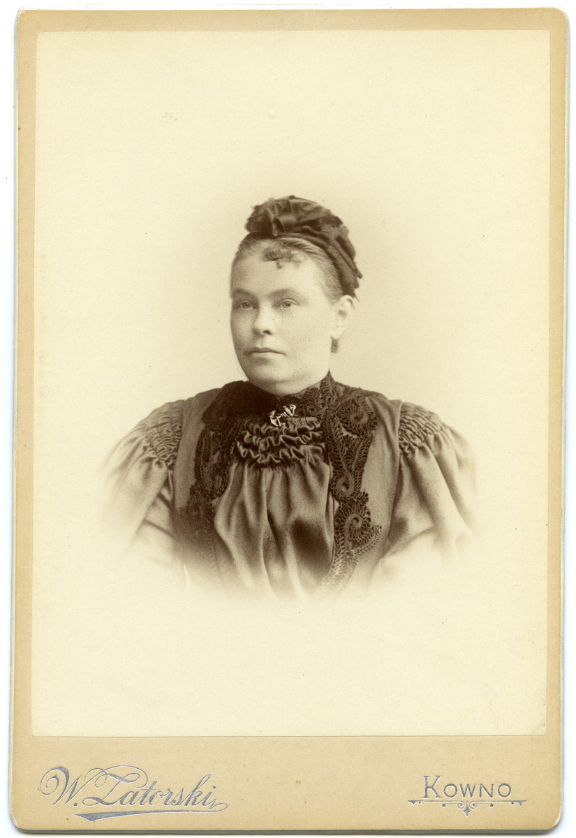 ???resource.thumbnail???: Kabinettkort av kvinna.
	
		Kabinettkort av kvinna. På baksidan ett namn skrivet med kyrilliska bokstäver och årtalet 1896. S...