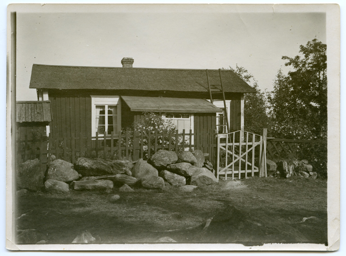 Esikatselukuva: Stuga med farstukvist.
	
		Stuga med farstukvist. Stående brädfodring och pärttak, vitmålade fönsterbågar. Stengärdsgård och...