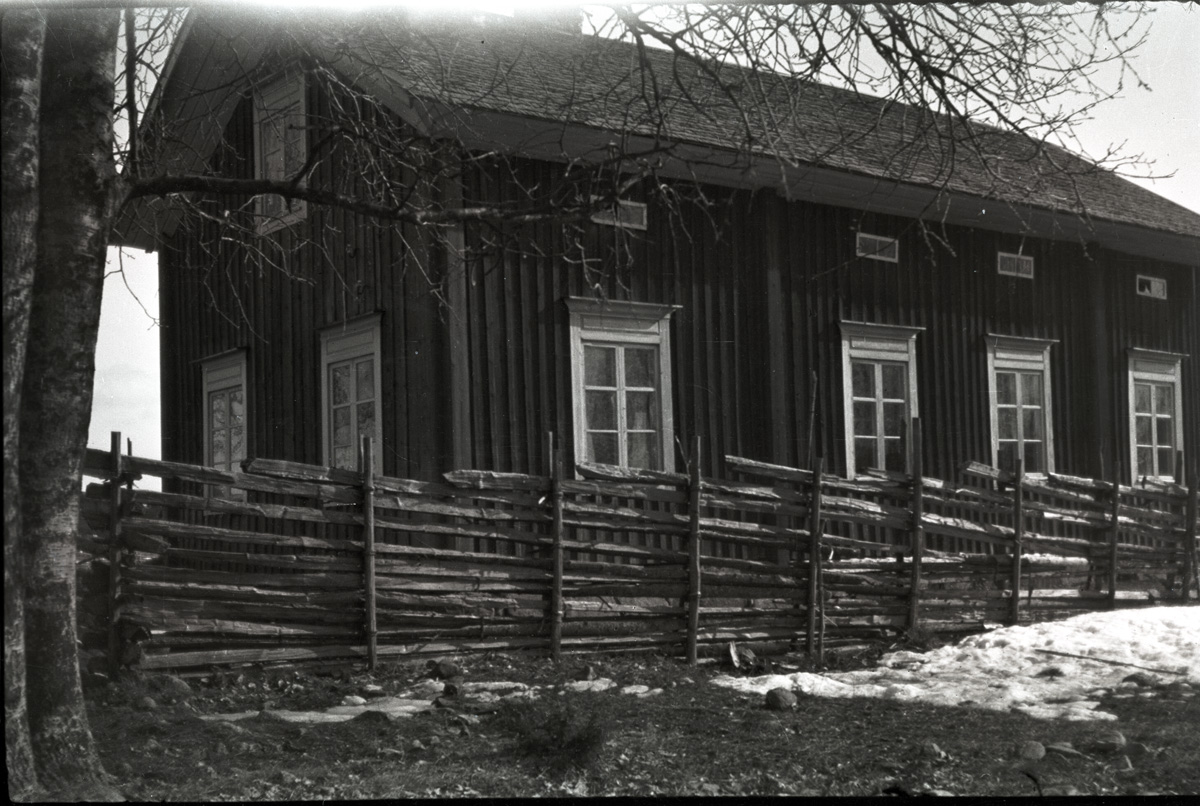 Esikatselukuva: Småbarnsskolan vid Kladdbacken.
	
		Småbarnsskolan vid Kladdbacken. Fönstren på gaveln och första på långsidan var lärarinnans rum, d...