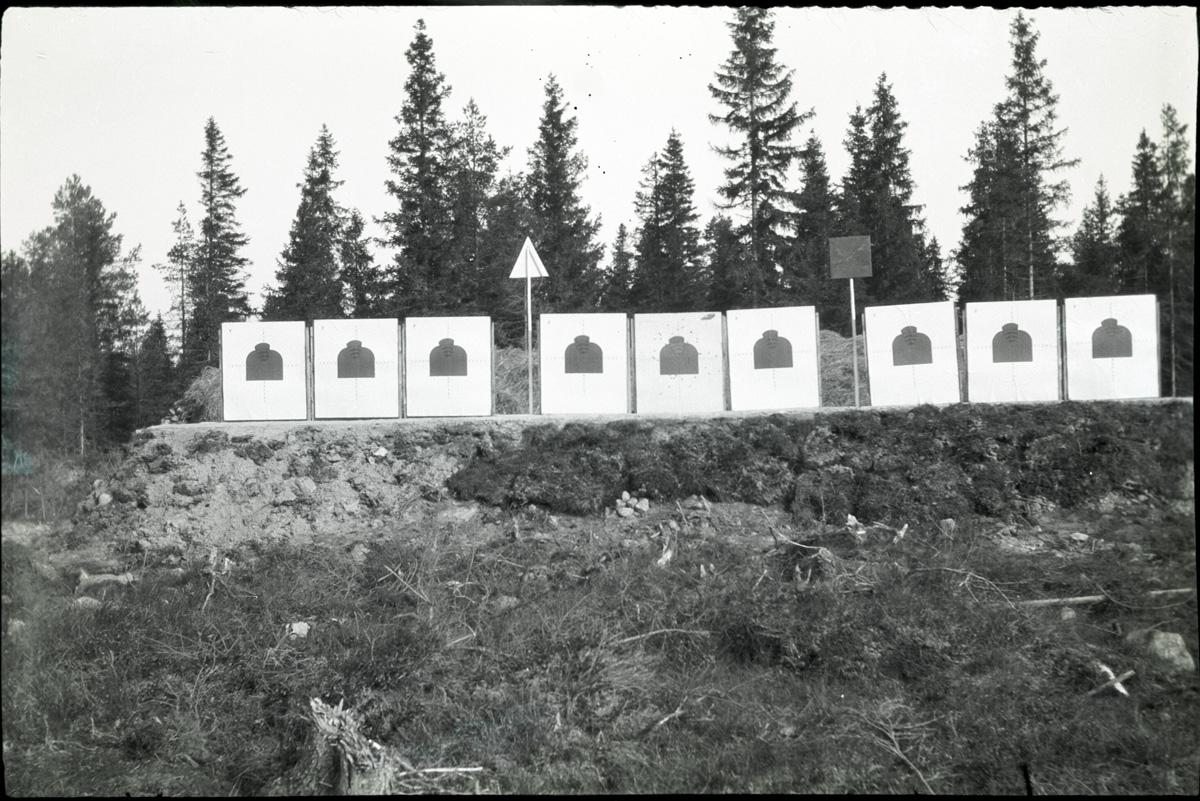 ???resource.thumbnail???: Markeringsgrav med skjuttavlor vid Högåsen.