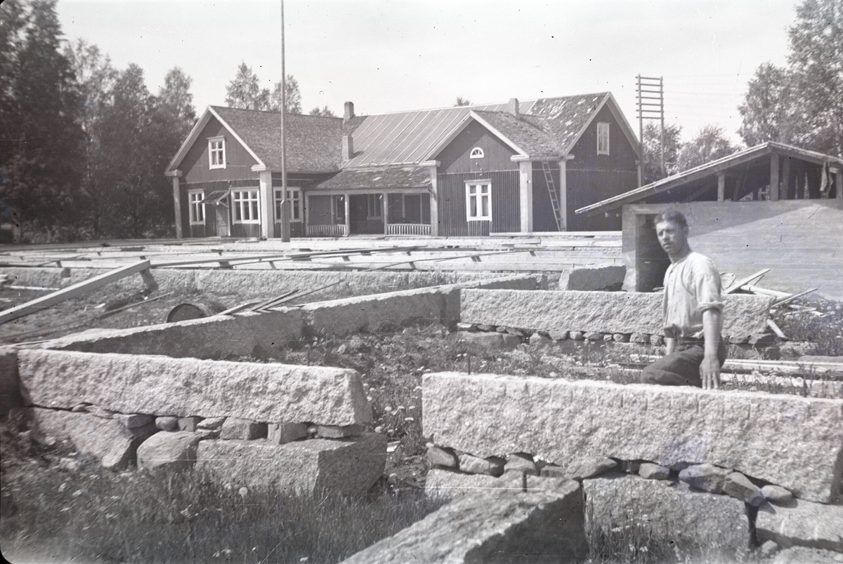 Esikatselukuva: Nya ungdomslokalbygget med utlagd stenfot och pannrum.
	
		Nya ungdomslokalbygget med utlagd stenfot och pannrum. Alvar Björklund (på bilden) fungerade som ...