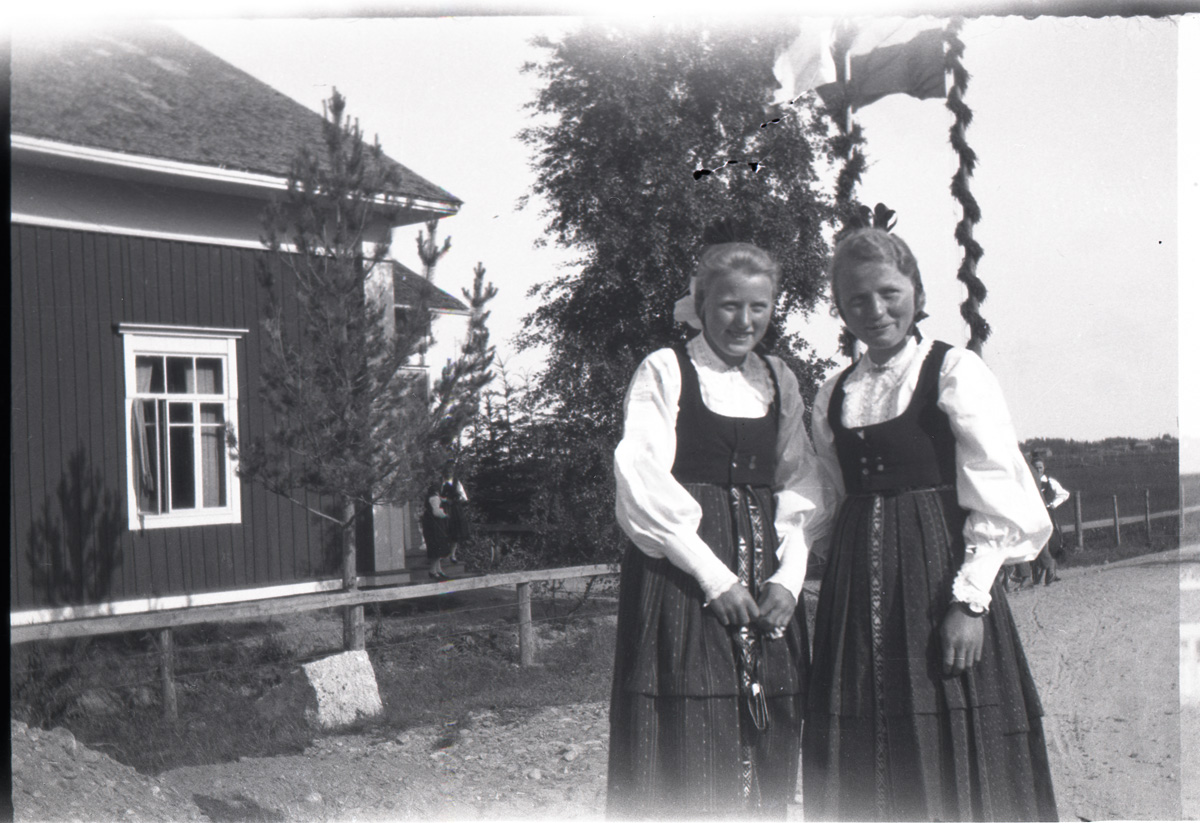 Thumbnail: Två kvinnor i folkdräkt.