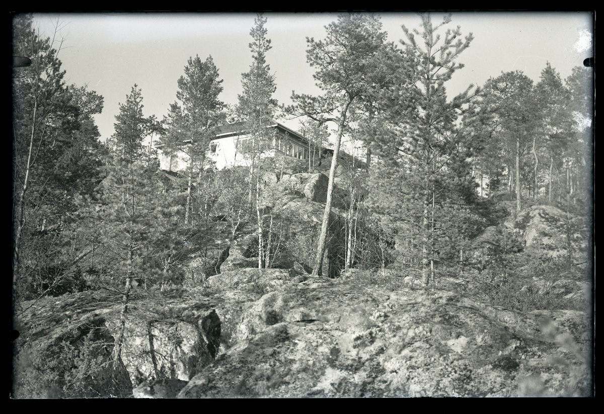 Esikatselukuva: Ett hus uppe på ett berg.
	
		Ett hus uppe på ett berg. Möjligen stugan vid Bötombergen.