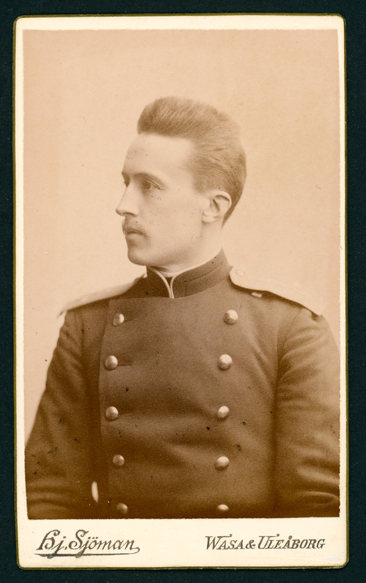 Esikatselukuva: Axel af Enehjelm.
	
		Axel af Enehjelm. Handskriven hälsning och datering på baksidan.