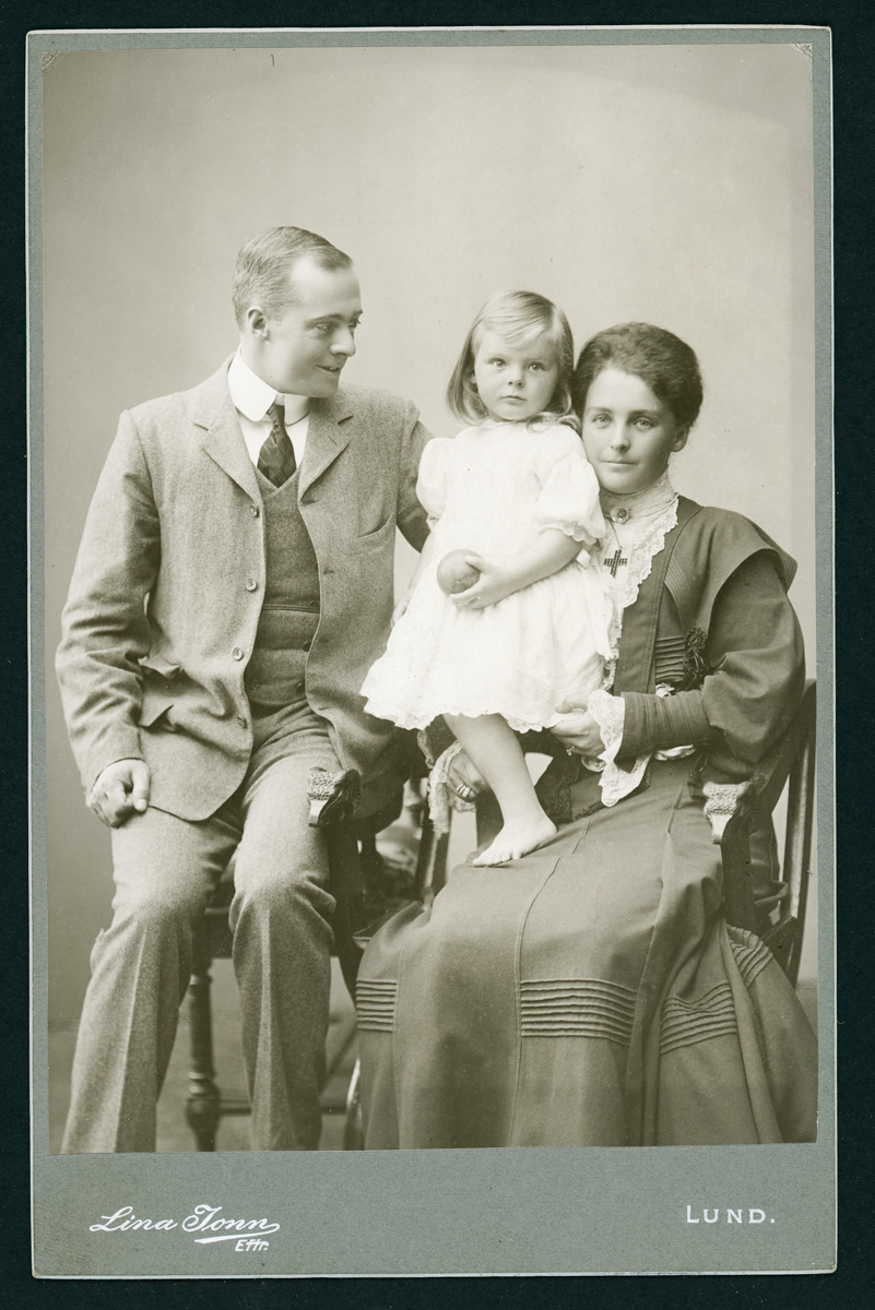 ???resource.thumbnail???: Ivor Lloyd Tuckett med hustrun Anna ...
	
		Ivor Lloyd Tuckett med hustrun Anna och sonen Cedric Ivor.