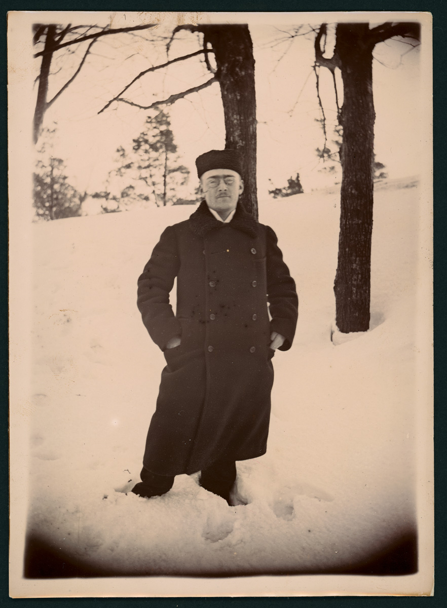 Thumbnail: Alexis von Kraemer stående i en snödriva.