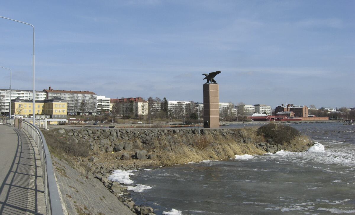 ???resource.thumbnail???: Vasklot bro
	
		Minnesmärket över finländska flyget vid Vasklot bro. Örnstatyn.