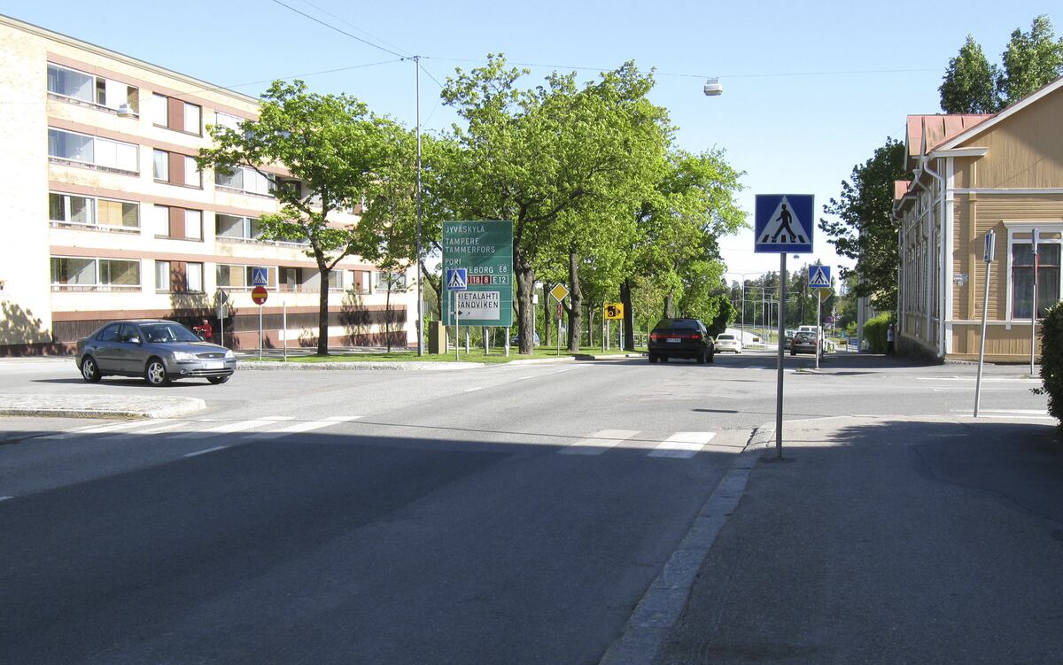 ???resource.thumbnail???: Korsningen av Tegelbruksgatan och Handelsesplanaden.