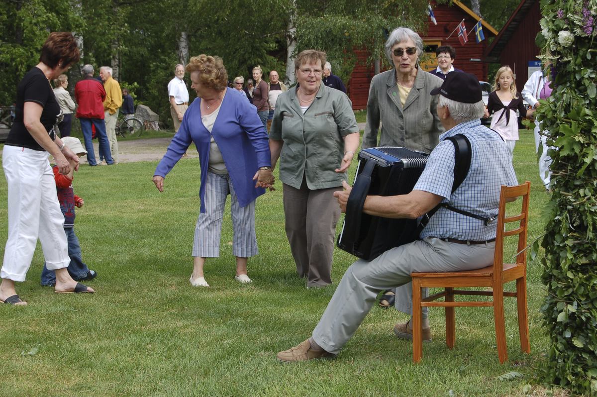 Thumbnail: Dans runt midsommarstången.