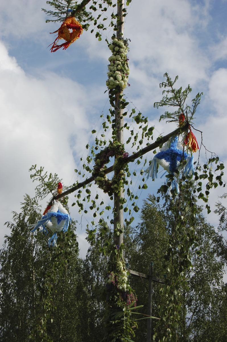 ???resource.thumbnail???: Midsommarstångens nedre kors med grankvastar, tofsar ...
	
		Midsommarstångens nedre kors med grankvastar, tofsar och lövade streck.