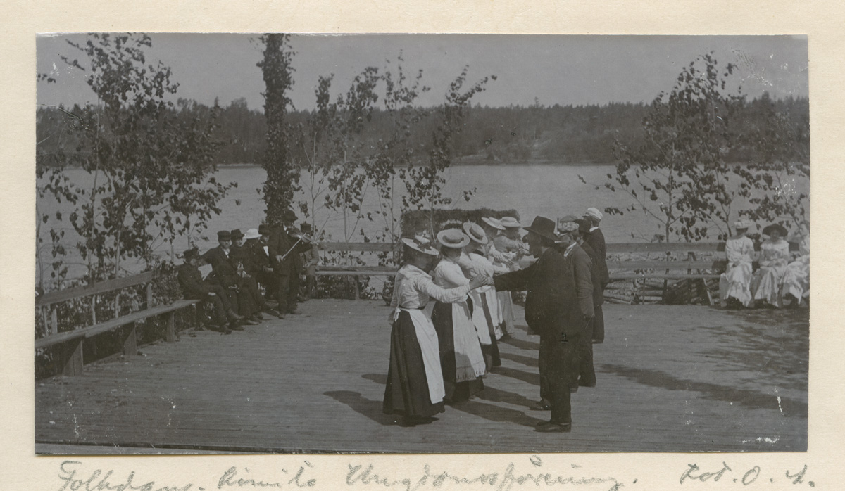 Esikatselukuva: Folkdans, Kimito ungdomsförening.
	
		Folkdans, Kimito ungdomsförening. Nils Oskar Jansson är med i danslaget, längst fram t.h.