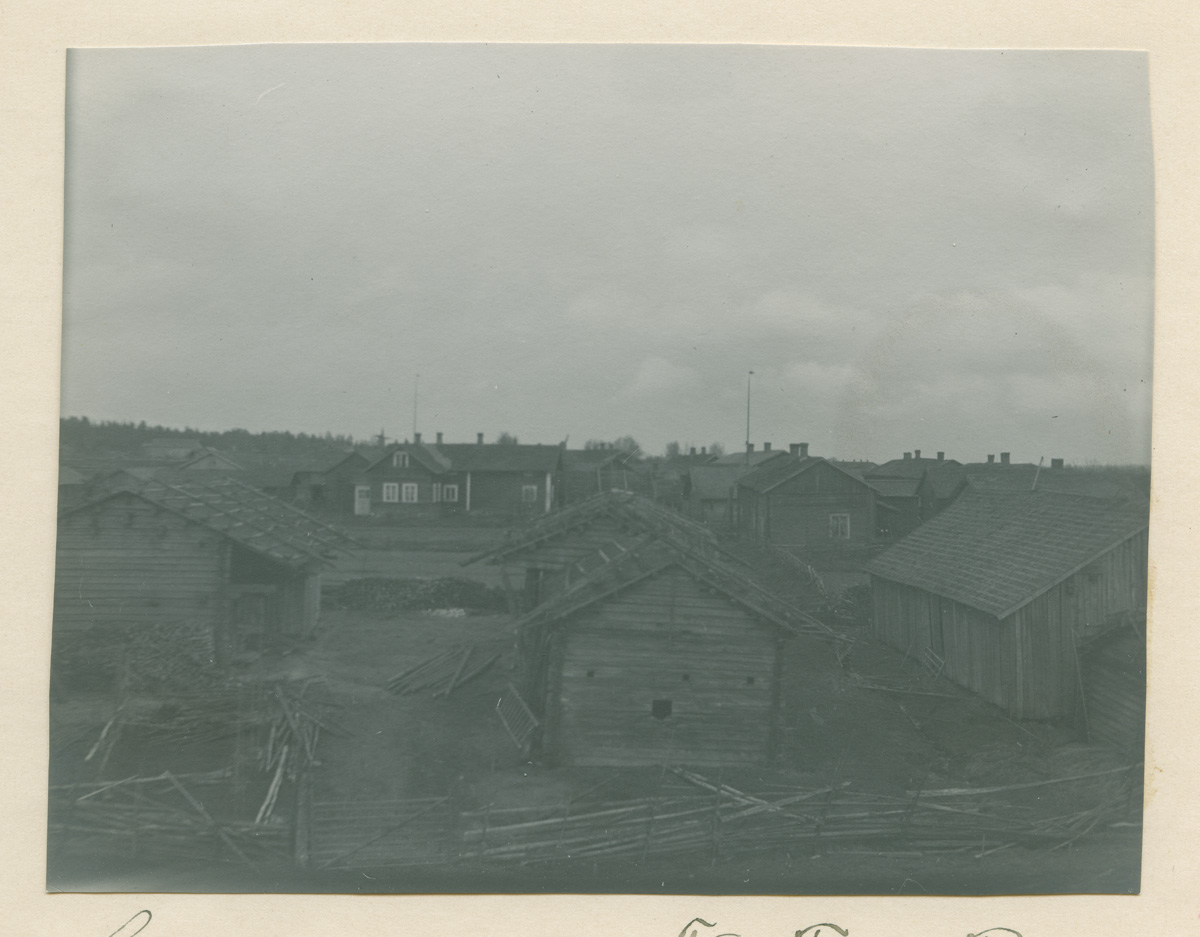 ???resource.thumbnail???:&nbsp;Lindkoski by, "Simonsas" i Lappträsk.
	
		Lindkoski by, "Simonsas" i Lappträsk. Kallas "Tattarstan".