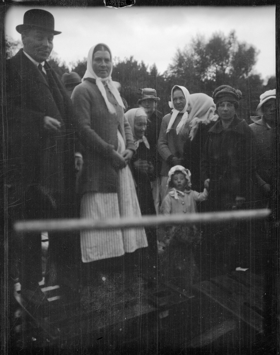 Esikatselukuva: Överste Erik Holmström, Julia och Ludmila ...
	
		Överste Erik Holmström, Julia och Ludmila Holmström, fru Lindström, fru Jansén.