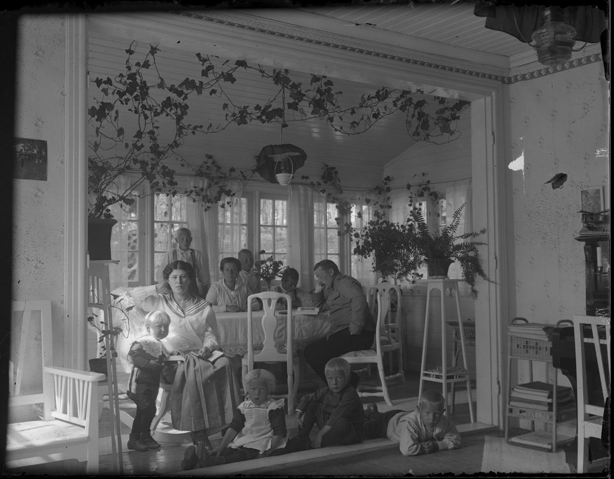 Esikatselukuva:&nbsp;Familjen Alfred Holmström samt brodern Erik ...
	
		Familjen Alfred Holmström samt brodern Erik med hustrun Julia på glasverandan på Solvik.