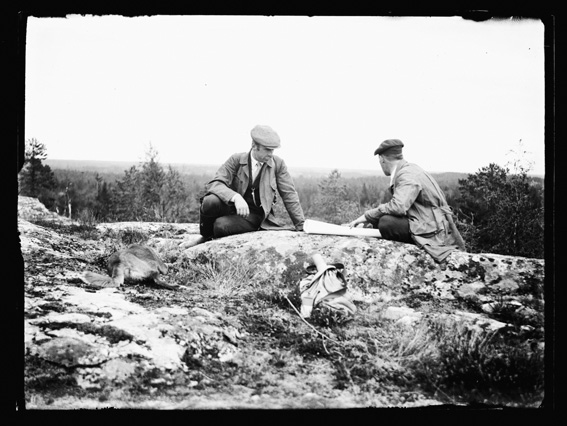 ???resource.thumbnail???: Två jägare på Kasaberget i Sunnanvik, Sjundeå.
	
		Två jägare på Kasaberget i Sunnanvik, Sjundeå. Bernhard eller Torsten Åström t.h.