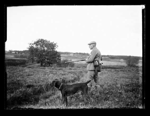 ???resource.thumbnail???: Fågelskytte i Sunnanvik (Bernhard Åström).
	
		Fågelskytte i Sunnanvik (Bernhard Åström). Nordanvik by i bakgrunden. Slutet av 1920-talet.