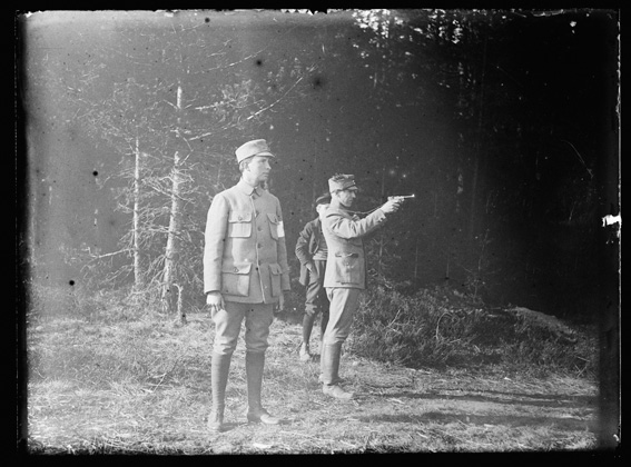 Thumbnail: "Eric Åström och Lennart Nordenswan skjuter ...
	
		"Eric Åström och Lennart Nordenswan skjuter med pistol". Bakom står Gösta Lindeberg.