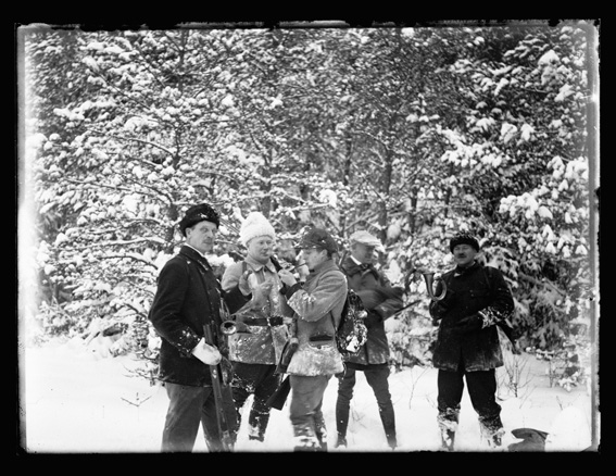 ???resource.thumbnail???: "Jaktsällskap i snö".
	
		"Jaktsällskap i snö". I fr.v. E.O Lindén, kommunalläkare i Kyrkslätt, III fr. v. Eric L...