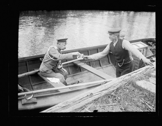 ???resource.thumbnail???: Timin (Ivan Timiriasew, rysk fotograf) bjuder ...
	
		Timin (Ivan Timiriasew, rysk fotograf) bjuder Boström (antagligen en fiskare fastän det står &quo...