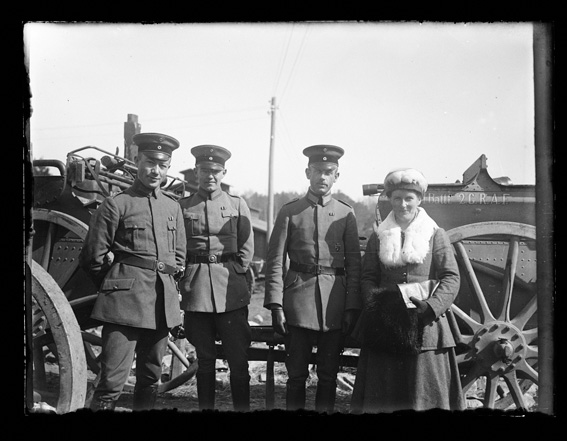 Esikatselukuva: Wally Åström tillsammans med tyska officerare.
	
		Wally Åström tillsammans med tyska officerare. (Jfr. SLS 1555:942.)