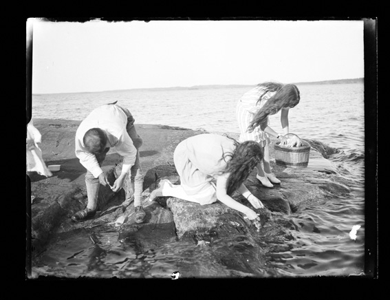 Esikatselukuva: Från Porsö.
	
		Från Porsö. Lennart Nordenswan, Lisa Lindeberg och Alma Lindeberg med utslaget hår.