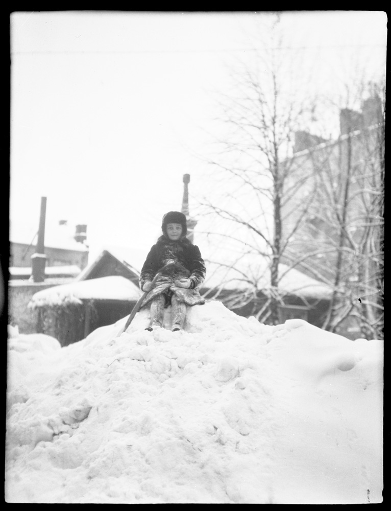???resource.thumbnail???:&nbsp;En pojke på en snöhög i ...
	
		En pojke på en snöhög i en stad.