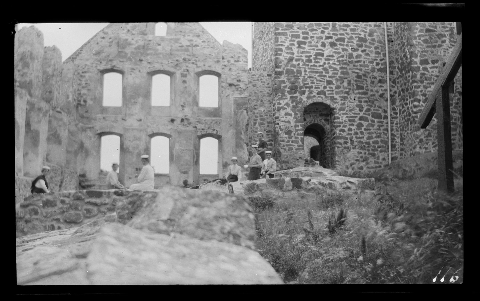 Thumbnail: Ungdomar på utfärd till Kastelholms slottsruiner.
