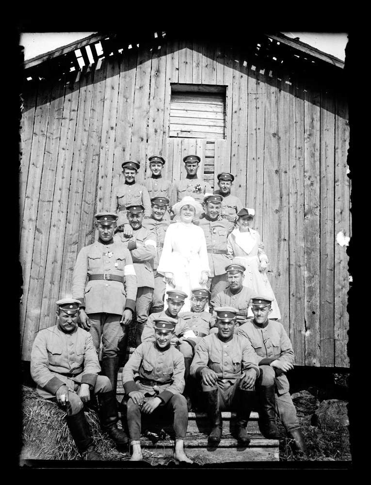 Esikatselukuva: "Kavallerister, lotta och lottas syster" (Bernhard ...
	
		"Kavallerister, lotta och lottas syster" (Bernhard Åströms text). Sittande från vänster...