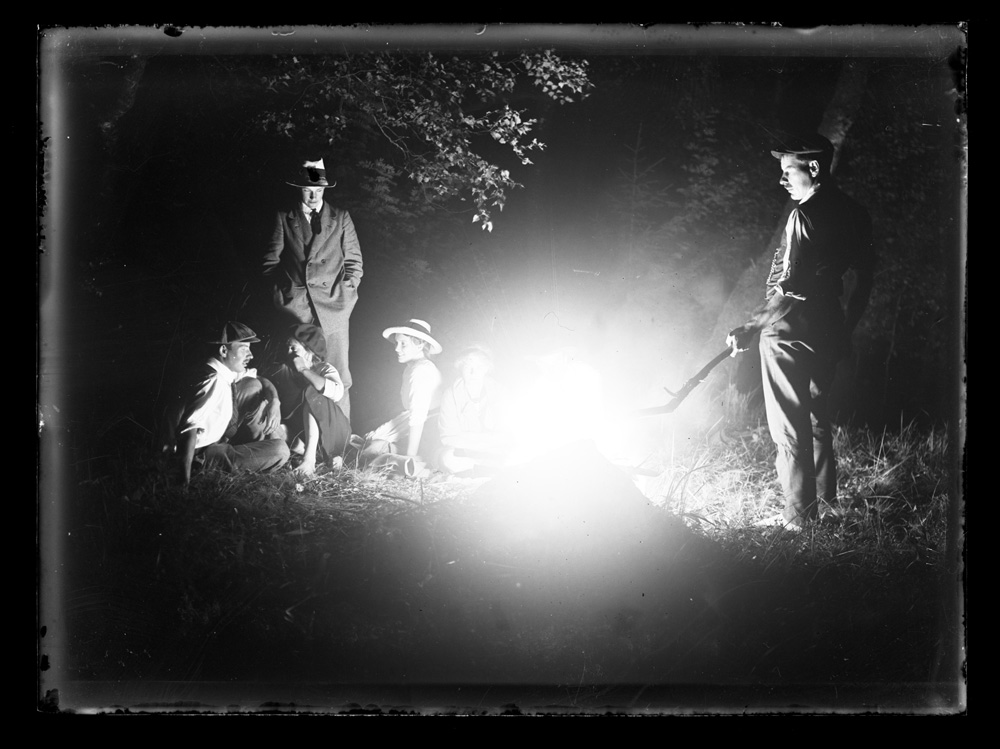 Esikatselukuva: Vid lägerelden.
	
		Vid lägerelden. Bernhard t.h., Wally, Karin och Torsten Åström syns i eldskenet.