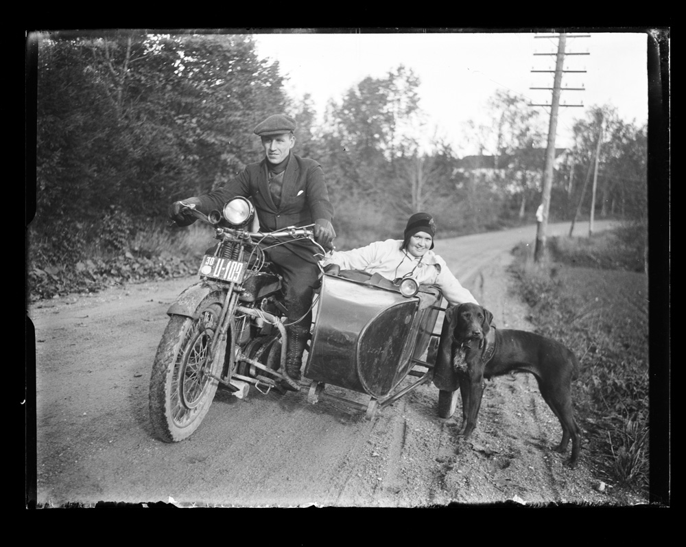 ???resource.thumbnail???: Motorcykel med sidovagn där damsällskapet får sitta.