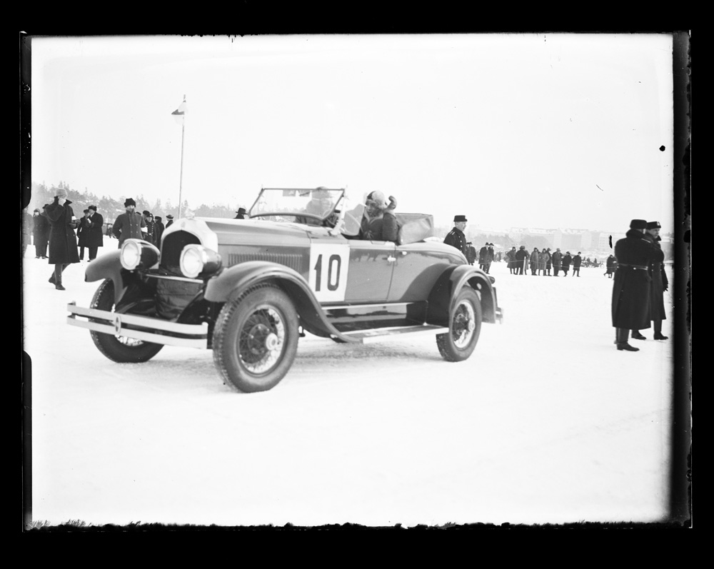 Esikatselukuva: Biltävling (bilen antagligen Willys-Knight 2D Roadster, ...
	
		Biltävling (bilen antagligen Willys-Knight 2D Roadster, årsmodell 1927, USA).