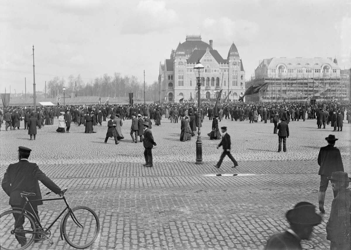 Esikatselukuva: Järnvägstorget.
	
		Järnvägstorget. Nationalteatern i mitten. Huset t.h. under byggnad.