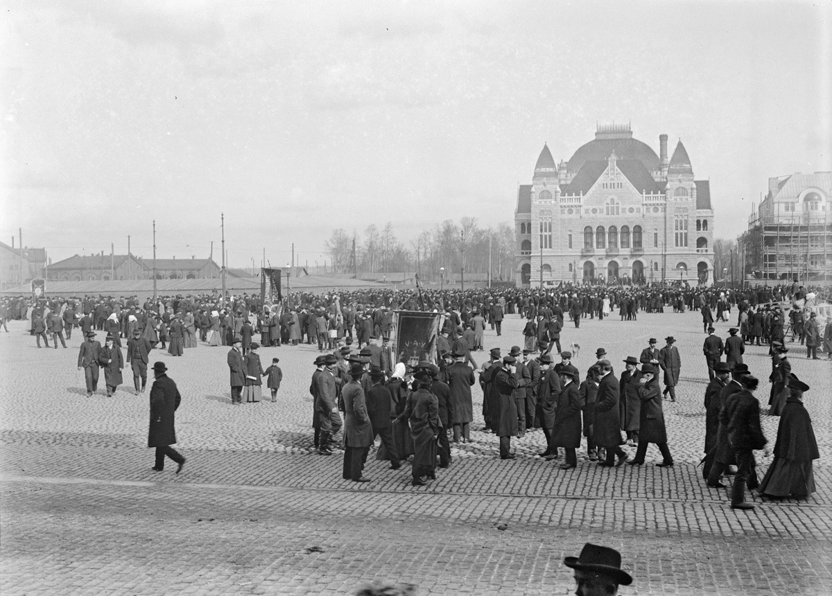 ???resource.thumbnail???: Järnvägstorget.
	
		Järnvägstorget. Nationalteatern t.h. Parad eller demonstration?